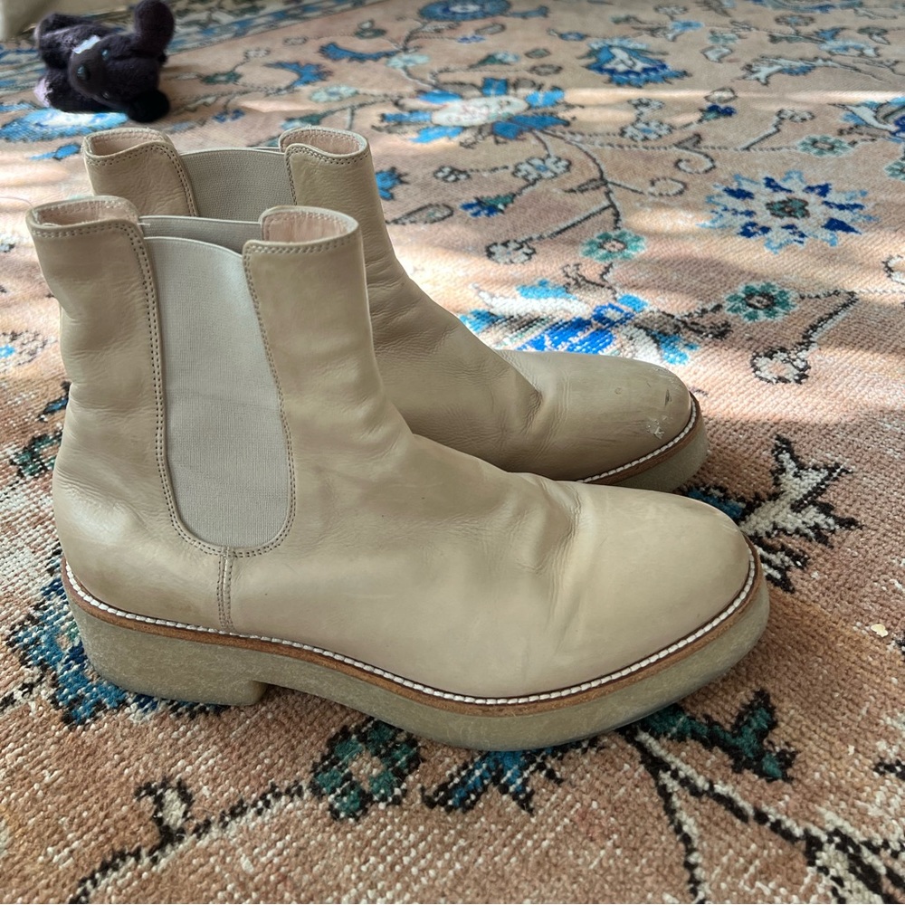 Sold out No.6 Boot, good condition.